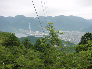 峠頂上付近から尾鷲市・八鬼山を望む