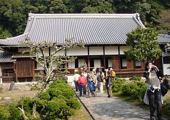 血塗りの天井が残る「興聖寺」